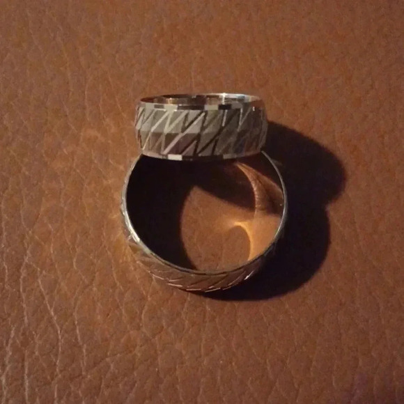 💙🌹New Yellow Tone Wedding Band - Picture 8 of 8